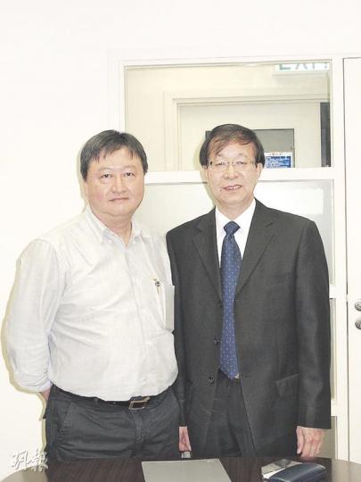 外事部副總監曾醒明（右）陪同TVB（澳洲）總經理黃宗榮（左）見傳媒。（攝影/記者：梁榮達）