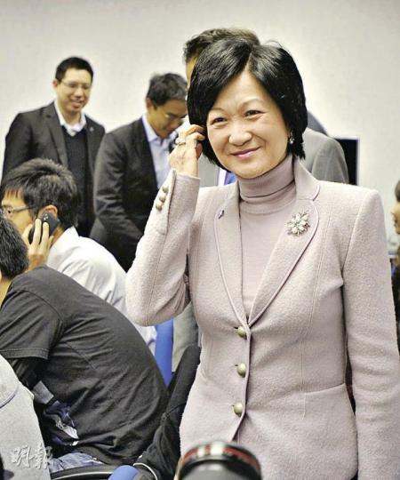 特首參選人梁振英(左)與前特首董建華的兒子董立新(右)在香港航運界聯席會議開幕禮相遇,雙方碰頭時握手傾談。早前盛傳董建華是支持梁振英參選,但董在公開場合並沒有表態。(劉焌陶攝)
特首參選人梁振英(左)與前特首董建華的兒子董立新(右)在香港航運界聯席會議開幕禮相遇,雙方碰頭時握手傾談。早前盛傳董建華是支持梁振英參選,但董在公開場合並沒有表態。(劉焌陶攝)