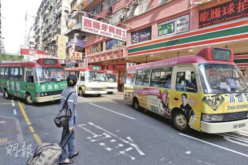在先達商場旁邊的九龍城線小巴站,同線小巴則分兩條隊排,左邊小巴與右邊首兩部小巴均未有熄匙,左邊的小巴其後直接駛進站頭,變相同一時間有3部小巴同時開引擎。(郭慶輝攝) 在先達商場旁邊的九龍城線小巴站,同線小巴則分兩條隊排,左邊小巴與右邊首兩部小巴均未有熄匙,左邊的小巴其後直接駛進站頭,變相同一時間有3部小巴同時開引擎。(郭慶輝攝)