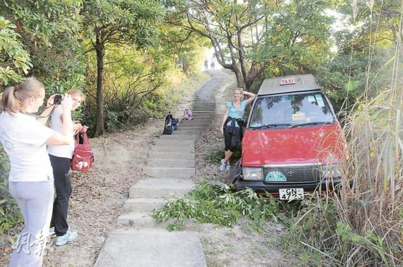 七旬司機楊伯昨召拖車把的士拖回路面,並講述駕車迷路墮山坡的經過。(蔡方山攝)
七旬司機楊伯昨召拖車把的士拖回路面,並講述駕車迷路墮山坡的經過。(蔡方山攝)