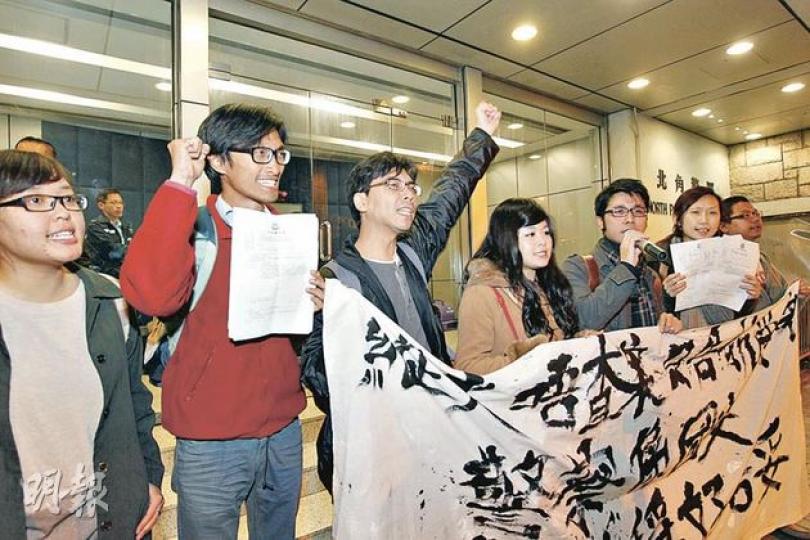 今年在六四晚會後,有示威者遊行到北角警署期間被警方拘捕,當中9人昨被正式落案。其中朱江瑋(右起)、葉寶琳、王浩賢、洪嘵嫻、李世鴻、朱凱迪及陳秉鳳昨晚在北角警署外示威,質疑警方做法。(郭慶輝攝) 今年在六四晚會後,有示威者遊行到北角警署期間被警方拘捕,當中9人昨被正式落案。其中朱江瑋(右起)、葉寶琳、王浩賢、洪嘵嫻、李世鴻、朱凱迪及陳秉鳳昨晚在北角警署外示威,質疑警方做法。(郭慶輝攝)