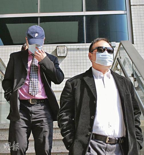 康文署一般事務助理莫浩豪(左)被控收取網球教練彭泗如(右)借貸,彭另被控15次以亡母名義租用網球場,又涉五度向康文署人員訛稱獲母親授權訂場。二人否認控罪,獲准保釋後一同離開。(阮穎嘉攝) 康文署一般事務助理莫浩豪(左)被控收取網球教練彭泗如(右)借貸,彭另被控15次以亡母名義租用網球場,又涉五度向康文署人員訛稱獲母親授權訂場。二人否認控罪,獲准保釋後一同離開。(阮穎嘉攝)
