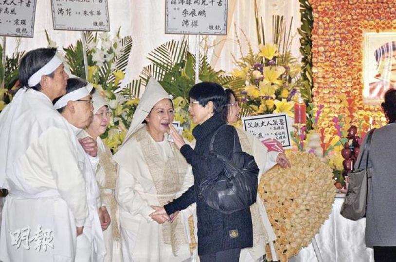 薛家燕姐姐捧着遺照，送別亡父。（攝影/記者：劉一立）
