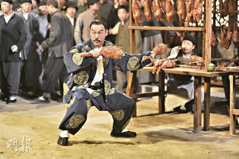 梁朝偉拖着周迅脫險，上演一場英雄救美。（微博圖片）