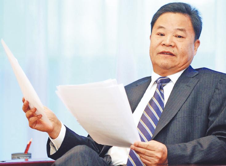外交部駐香港特派員呂新華昨日罕有與傳媒茶敘,公開嚴詞抨擊美國駐港總領事楊甦棣早前公開評論特首選舉及區議會選舉的「種票事件」,干涉香港內部事務。(余俊亮攝) 外交部駐香港特派員呂新華昨日罕有與傳媒茶敘,公開嚴詞抨擊美國駐港總領事楊甦棣早前公開評論特首選舉及區議會選舉的「種票事件」,干涉香港內部事務。(余俊亮攝)