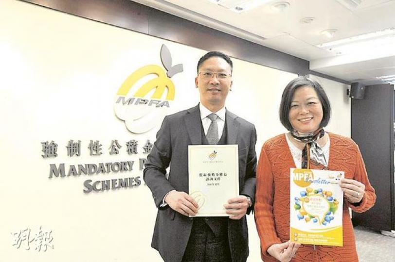 積金局非執行董事兼「提取強積金權益檢討工作小組」主席袁國強(左)和積金局主席胡紅玉(右)昨日起就提取強積金權益,展開為期3個半月的公眾諮詢。(葉漢華攝) 積金局非執行董事兼「提取強積金權益檢討工作小組」主席袁國強(左)和積金局主席胡紅玉(右)昨日起就提取強積金權益,展開為期3個半月的公眾諮詢。(葉漢華攝)