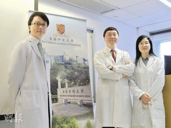 獲頒中國工程院院士的中大校長沈祖堯(中)表示,本港公營醫院醫生人手嚴重不足,令醫生工作量大增,容易犯錯,希望市民體諒。圖左為中大消化疾病研究所總監陳家亮,圖右為消化疾病研究所教授于君。(蕭輝浩攝) 獲頒中國工程院院士的中大校長沈祖堯(中)表示,本港公營醫院醫生人手嚴重不足,令醫生工作量大增,容易犯錯,希望市民體諒。圖左為中大消化疾病研究所總監陳家亮,圖右為消化疾病研究所教授于君。(蕭輝浩攝)