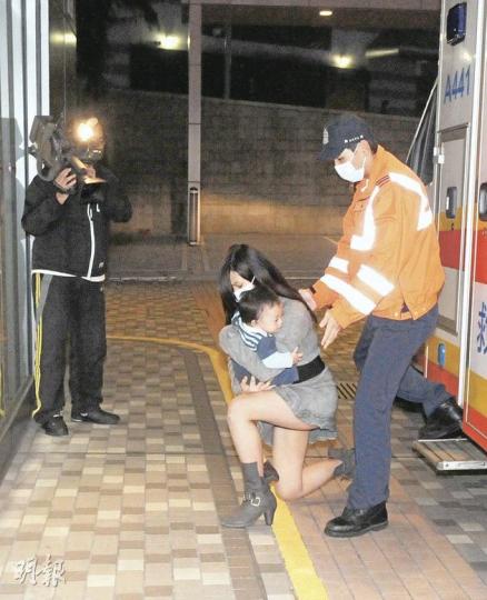 中年漢抱子過路時被校巴撞倒,其間以身護兒,一度昏迷需臥牀送院。(蔡方山攝) 中年漢抱子過路時被校巴撞倒,其間以身護兒,一度昏迷需臥牀送院。(蔡方山攝)