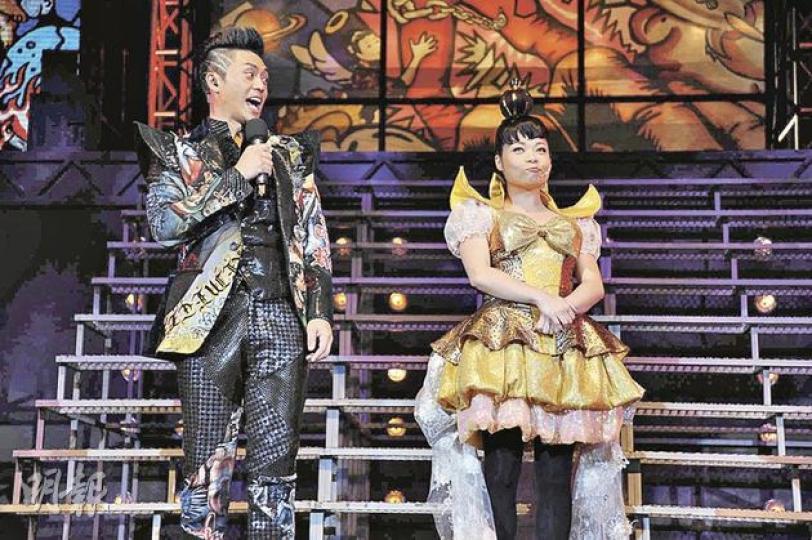 小儀以「黃金剩女」造型幫森美載歌載舞。（攝影/記者：楊安莉）