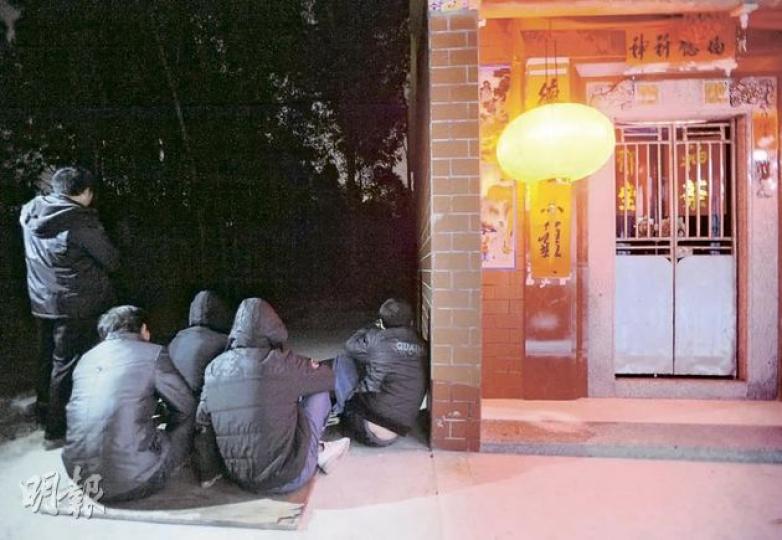 為防有人晚上突襲,村民一組組輪流巡邏,圖中5人(左)在小道上把守;至於大街,負責把守的隊伍更是數十人之眾。(明報記者攝)烏坎村村委會的辦公大樓人去樓空,會議室內只餘下桌椅,以及牆上的中國共產黨黨旗。(明報記者攝)村委會大樓內,「中國共產黨烏坎村支部委員會」牌匾置於樓梯底。(明報記者攝) 為防有人晚上突襲,村民一組組輪流巡邏,圖中5人(左)在小道上把守;至於大街,負責把守的隊伍更是數十人之眾。(明報記者攝)烏坎村村委會的辦公大樓人去樓空,會議室內只餘下桌椅,以及牆上的中國共產黨黨旗。(明報記者攝)村委會大樓內,「中國共產黨烏坎村支部委員會」牌匾置於樓梯底。(明報記者攝)