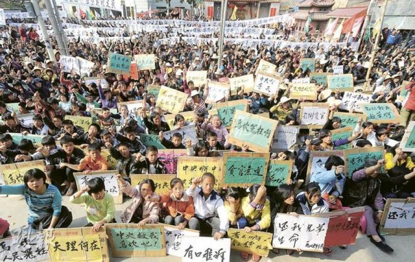 昨日下午,約6000名烏坎村村民舉行聲討大會,站在最前排的大部分為小孩子和年輕人。各人手持示威紙牌在空地集合,舉手呼叫口號,要求中央插手調查,發還他們土地。(明報記者攝)走進烏坎村,即使小孩都能細訴今次事件經過。聲討大會上不少口號亦是由年輕一代帶頭吶喊。(明報記者攝)被圍堵多日,烏坎村糧食開始短缺,但商販沒有坐地起價,自家養殖漁產的村民更主動減價,稱要與大家共渡難關。(明報記者攝) 昨日下午,約6000名烏坎村村民舉行聲討大會,站在最前排的大部分為小孩子和年輕人。各人手持示威紙牌在空地集合,舉手呼叫口號,要求中央插手調查,發還他們土地。(明報記者攝)走進烏坎村,即使小孩都能細訴今次事件經過。聲討大會上不少口號亦是由年輕一代帶頭吶喊。(明報記者攝)被圍堵多日,烏坎村糧食開始短缺,但商販沒有坐地起價,自家養殖漁產的村民更主動減價,稱要與大家共渡難關。(明報記者攝)