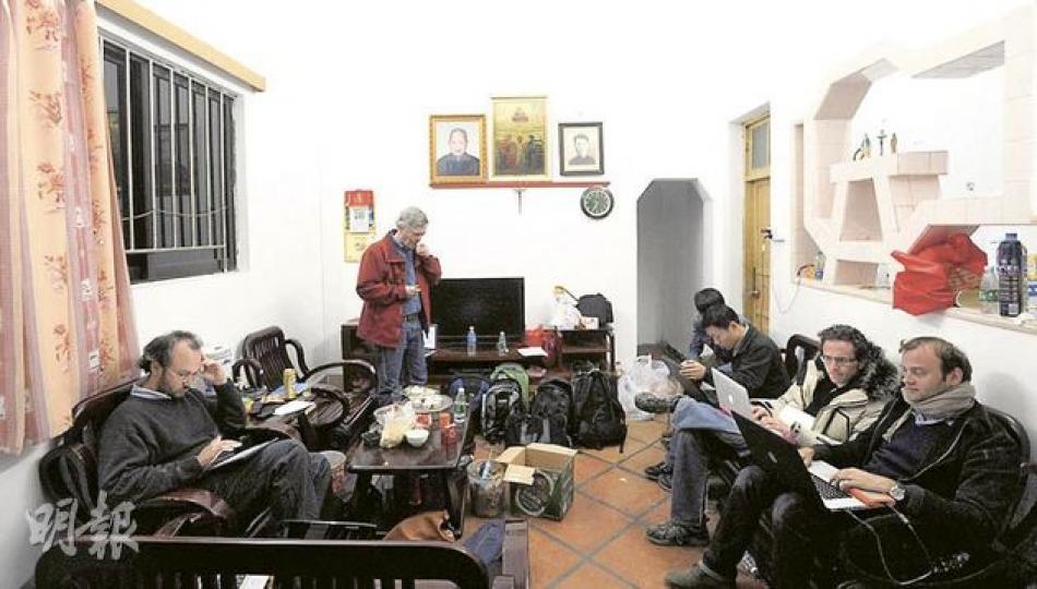 村內只有一個家庭擁有無綫寬頻上網,成為臨時新聞中心,讓來自世界各地的記者留在裏面工作。(明報記者攝) 村內只有一個家庭擁有無綫寬頻上網,成為臨時新聞中心,讓來自世界各地的記者留在裏面工作。(明報記者攝)