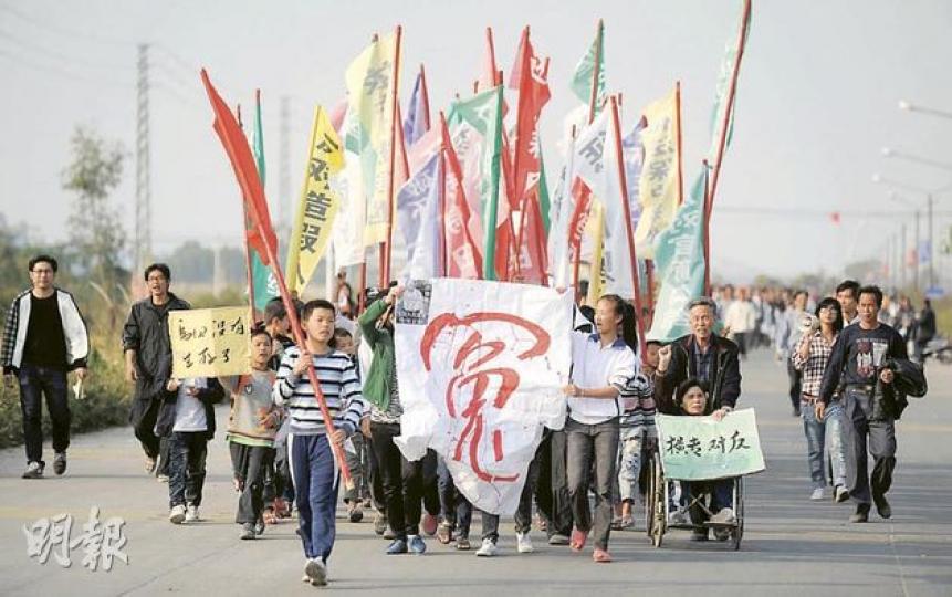 昨日在聲討大會之後,村民開始繞村遊行,隊伍延綿數百米,由數百名中小學生打頭陣。(明報記者攝)陳文清在烏坎經營的豐田畜產,連日來關上大閘,早前有村民曾到該處示威,要求歸還土地。(明報記者攝)(明報製圖) 昨日在聲討大會之後,村民開始繞村遊行,隊伍延綿數百米,由數百名中小學生打頭陣。(明報記者攝)陳文清在烏坎經營的豐田畜產,連日來關上大閘,早前有村民曾到該處示威,要求歸還土地。(明報記者攝)(明報製圖)