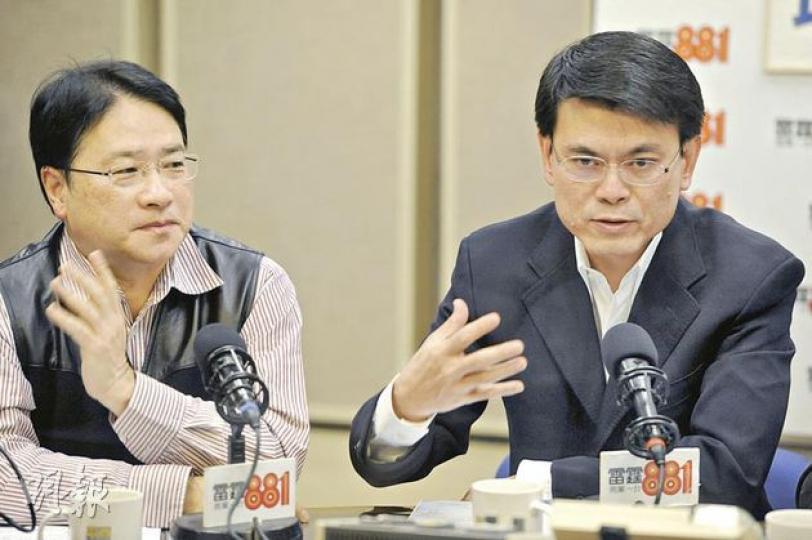 環境局長邱騰華(右)昨日在商台節目上,再次要求中電修改電費增幅,但承認目前政府沒有仲裁機制可以限制中電加價。(尹錦恩攝) 環境局長邱騰華(右)昨日在商台節目上,再次要求中電修改電費增幅,但承認目前政府沒有仲裁機制可以限制中電加價。(尹錦恩攝)