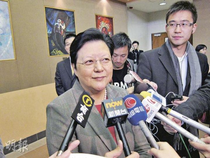 原本支持唐英年參選特首的全國人大常委范徐麗泰表示,現階段仍未決定支持哪個特首參選人,會待了解各人政綱及表現後才表態。(錢瑋琪攝) 原本支持唐英年參選特首的全國人大常委范徐麗泰表示,現階段仍未決定支持哪個特首參選人,會待了解各人政綱及表現後才表態。(錢瑋琪攝)
