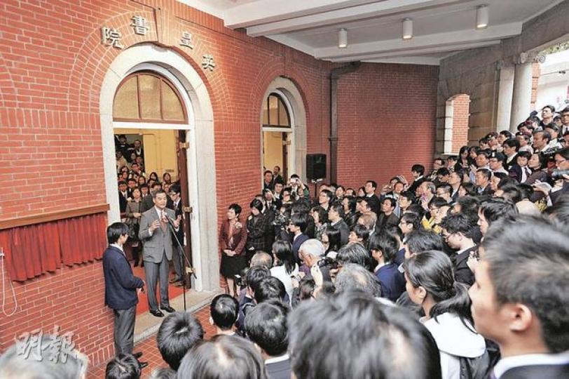 特首參選人梁振英(大門中)今日會公布其初步參選政綱。他昨日出席英皇書院被列為法定古蹟的揭幕禮,回答記者提問時否認是要「搶閘」公布政綱。(何家達攝) 特首參選人梁振英(大門中)今日會公布其初步參選政綱。他昨日出席英皇書院被列為法定古蹟的揭幕禮,回答記者提問時否認是要「搶閘」公布政綱。(何家達攝)