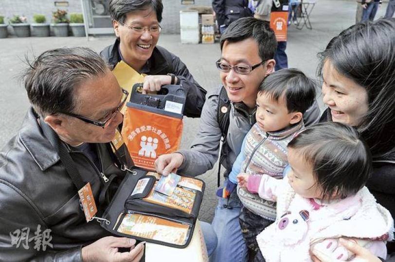 「慈善八達通」電子賣旗昨日首次試行,市民只需在八達通讀寫器上拍卡「嘟一嘟」,便可定額捐款5元。(尹錦恩攝) 「慈善八達通」電子賣旗昨日首次試行,市民只需在八達通讀寫器上拍卡「嘟一嘟」,便可定額捐款5元。(尹錦恩攝)