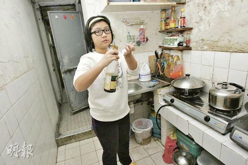女童知道父親以豉油治療灼傷後,即時糾正其錯誤,並教父親用清水冲洗傷處及報警。(黃雄攝)中年漢被滾水淋傷頭肩後自言「痛到攞命」,取出一瓶「豉油王」淋向傷處療傷。(黃雄攝) 女童知道父親以豉油治療灼傷後,即時糾正其錯誤,並教父親用清水冲洗傷處及報警。(黃雄攝)中年漢被滾水淋傷頭肩後自言「痛到攞命」,取出一瓶「豉油王」淋向傷處療傷。(黃雄攝)