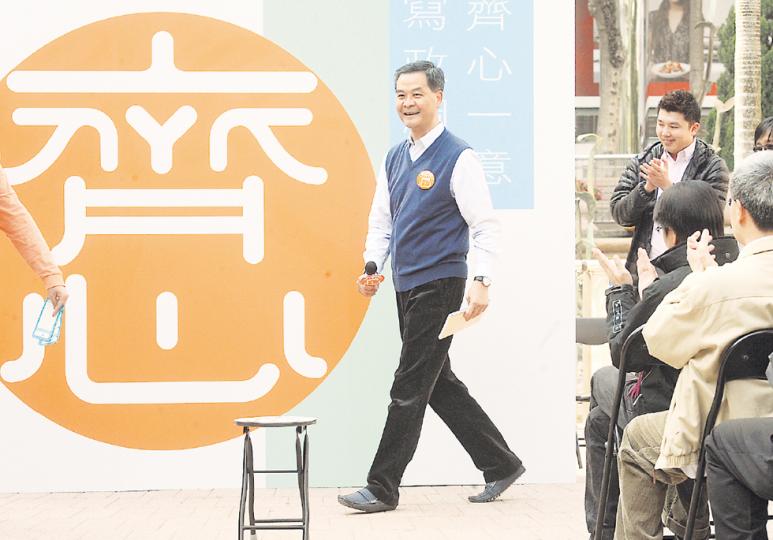 梁振英昨日出席全民寫政綱諮詢會,強調與市民一同寫政綱。他以笑話打開話匣,說「十大武器之一」的摺凳,不單可用來「打架」,亦期望坐在十大武器上,聽取市民意見。(尹錦恩攝) 梁振英昨日出席全民寫政綱諮詢會,強調與市民一同寫政綱。他以笑話打開話匣,說「十大武器之一」的摺凳,不單可用來「打架」,亦期望坐在十大武器上,聽取市民意見。(尹錦恩攝)