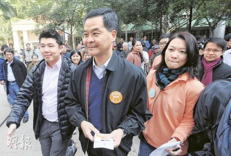 特首參選人梁振英(中)昨日在北區舉行首場「齊心一意.寫政綱」公眾諮詢會,民建聯立法會議員陳克勤(後右)亦有出席,該黨中委劉國勳(前左)更出任主持,但強調只是協助居民與特首參選人溝通,並非撐場。(尹錦恩攝) 特首參選人梁振英(中)昨日在北區舉行首場「齊心一意.寫政綱」公眾諮詢會,民建聯立法會議員陳克勤(後右)亦有出席,該黨中委劉國勳(前左)更出任主持,但強調只是協助居民與特首參選人溝通,並非撐場。(尹錦恩攝)