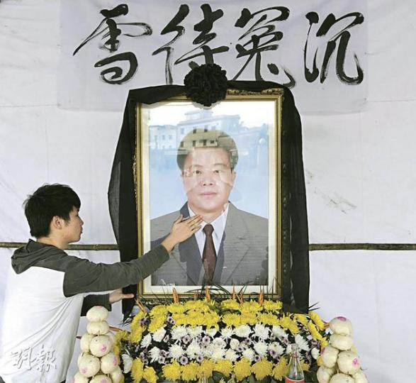 19歲的薛健堤,昨天再到靈堂撫摸父親遺照。健堤說父親生前曾教他,雖然社會騙子眾多,但就算被騙一次,也不要放過任何一個幫助別人的機會。(明報記者攝) 19歲的薛健堤,昨天再到靈堂撫摸父親遺照。健堤說父親生前曾教他,雖然社會騙子眾多,但就算被騙一次,也不要放過任何一個幫助別人的機會。(明報記者攝)