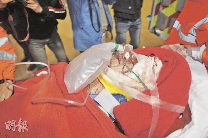 東涌逸東邨倫常血案中,一名男子遭舅仔斬至頭腹重創,送院時滿頭鮮血。 (衛永康攝) 東涌逸東邨倫常血案中,一名男子遭舅仔斬至頭腹重創,送院時滿頭鮮血。 (衛永康攝)