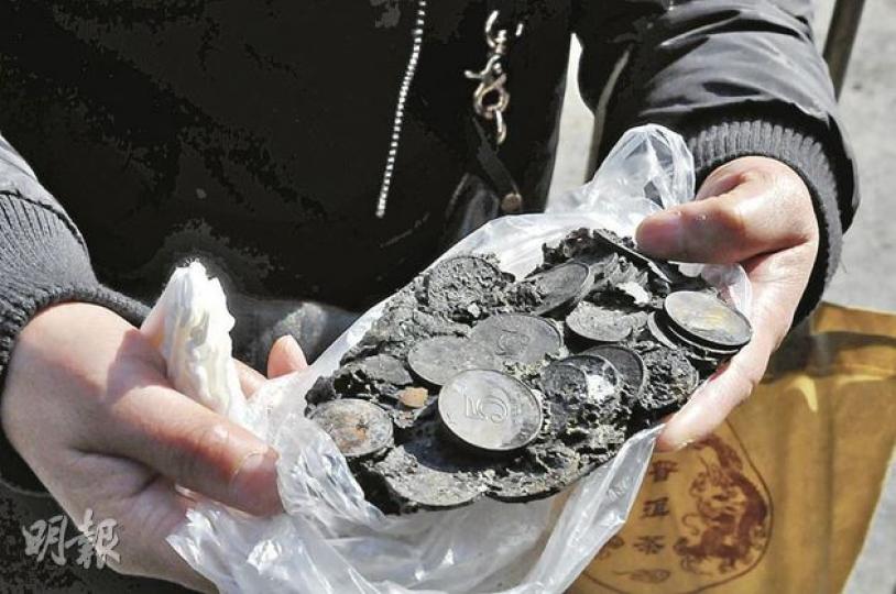 花園街192號窗簾舖業主入內收拾,只見收銀機內的五元硬幣變成一塊硬鐵。(林錫禮攝) 花園街192號窗簾舖業主入內收拾,只見收銀機內的五元硬幣變成一塊硬鐵。(林錫禮攝)