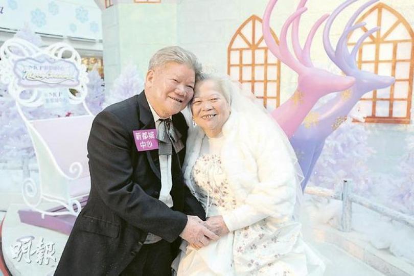 「鑽婚」吳氏夫婦昨日在一項商場活動中披上婚紗、穿上西裝,再度舉辦婚禮。「夫妻之道很簡單,坦誠、關愛、欣賞」,吳伯認為吵架避不了,但要遷就,不要吵出真火。(尹錦恩攝) 「鑽婚」吳氏夫婦昨日在一項商場活動中披上婚紗、穿上西裝,再度舉辦婚禮。「夫妻之道很簡單,坦誠、關愛、欣賞」,吳伯認為吵架避不了,但要遷就,不要吵出真火。(尹錦恩攝)