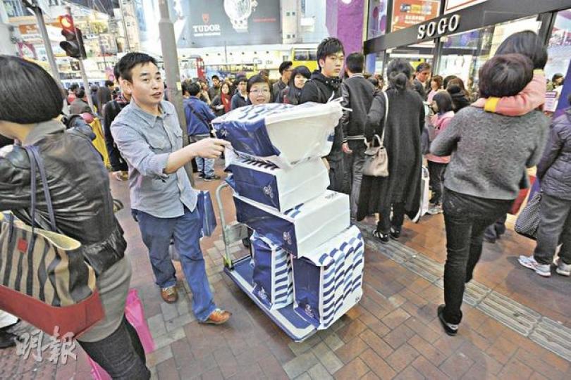 內地客:港購物廉宜 - 來自遼寧大連的孫先生,此行希望給家人買些化妝品、手表、箱包,因其價格公道,尤其是品牌奢侈品,在香港買「便宜很多」。孫先生在內地是某海運國企的管理人員,他認為此次歐債危機對民企打擊更為嚴重,尤其在船運和貿易行業,國企影響相對較小。(尹錦恩攝)
內地客:港購物廉宜 - 來自遼寧大連的孫先生,此行希望給家人買些化妝品、手表、箱包,因其價格公道,尤其是品牌奢侈品,在香港買「便宜很多」。孫先生在內地是某海運國企的管理人員,他認為此次歐債危機對民企打擊更為嚴重,尤其在船運和貿易行業,國企影響相對較小。(尹錦恩攝)