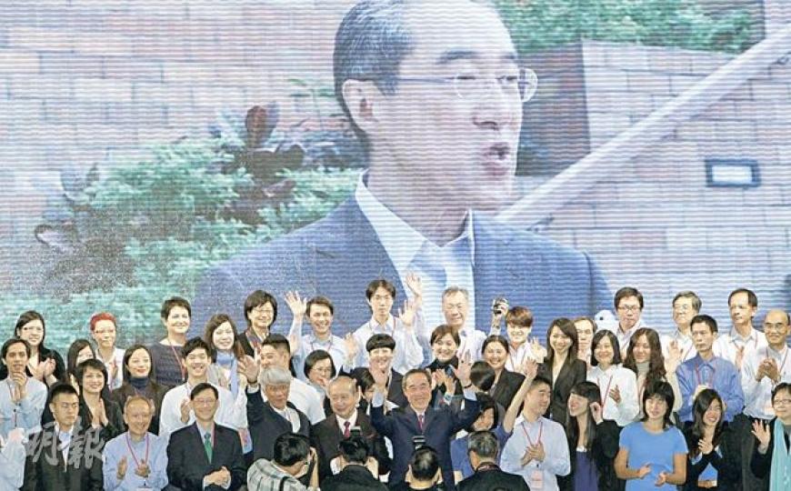 資深傳媒人魏綺珊擔任唐英年參選特首大會主持,一身藍色打扮,配合了大會主色。(何家達攝) 資深傳媒人魏綺珊擔任唐英年參選特首大會主持,一身藍色打扮,配合了大會主色。(何家達攝)