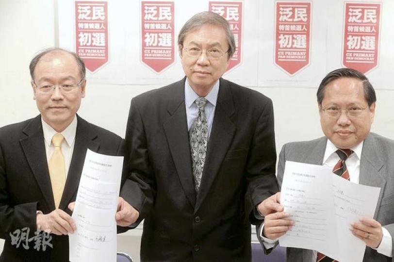 泛民特首初選昨截止報名,參選人馮檢基(左)和何俊仁(右),昨午一同向初選籌委會召集人鄭宇碩(中)遞交參選表格。(尹錦恩攝) 泛民特首初選昨截止報名,參選人馮檢基(左)和何俊仁(右),昨午一同向初選籌委會召集人鄭宇碩(中)遞交參選表格。(尹錦恩攝)