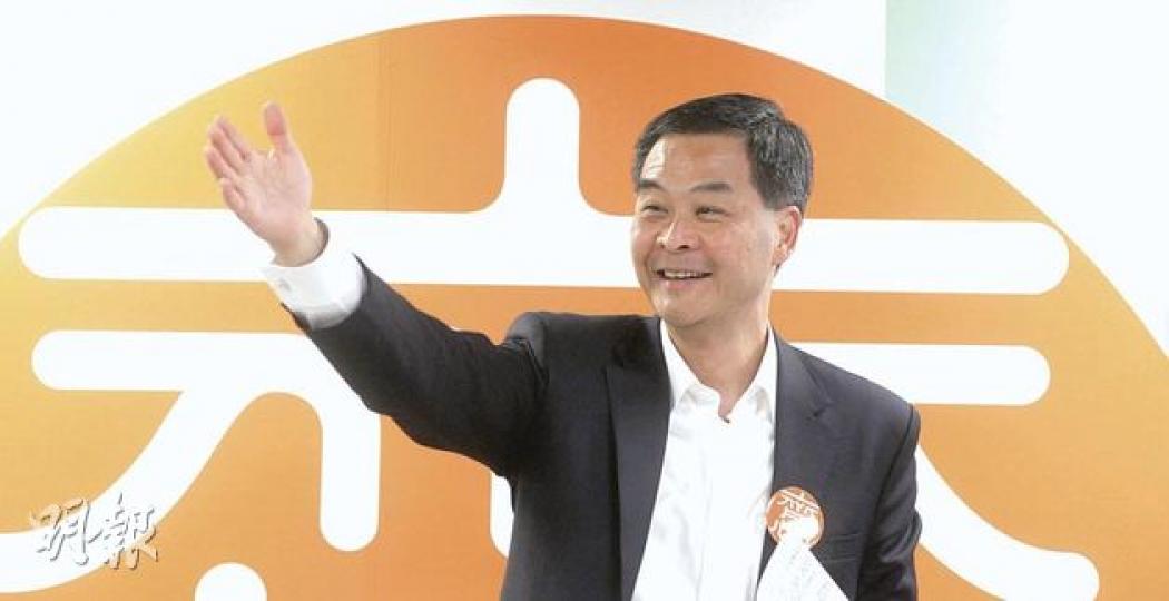 特首參選人梁振英昨出席「青年齊心一意寫政綱」活動,再闡述自己的青年政策。他說政府應吸納多些年輕人入諮詢架構,又說如當選,會多聽年輕人意見。 (李澤彤攝) 特首參選人梁振英昨出席「青年齊心一意寫政綱」活動,再闡述自己的青年政策。他說政府應吸納多些年輕人入諮詢架構,又說如當選,會多聽年輕人意見。 (李澤彤攝)