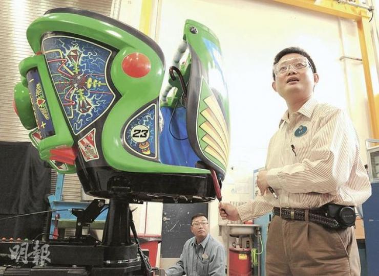 迪士尼樂園遊樂設施工程經理江鏡泉指出,過去有遊客登上「巴斯光年星際歷險」車卡後,因攜帶的雨傘「卡」在車門,結果要停駛檢查。(劉焌陶攝) 迪士尼樂園遊樂設施工程經理江鏡泉指出,過去有遊客登上「巴斯光年星際歷險」車卡後,因攜帶的雨傘「卡」在車門,結果要停駛檢查。(劉焌陶攝)