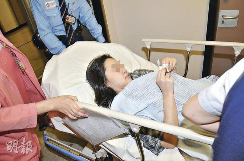 飽受類風濕性關節炎折磨的女子,昨日一度危坐港島東區尤德醫院平台,獲救後送急症室治理。(鍾炳然攝) 飽受類風濕性關節炎折磨的女子,昨日一度危坐港島東區尤德醫院平台,獲救後送急症室治理。(鍾炳然攝)