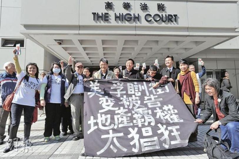 一班美孚居民昨出席高院聆訊,聲援被申請禁制令的多名被告。(尹錦恩攝) 一班美孚居民昨出席高院聆訊,聲援被申請禁制令的多名被告。(尹錦恩攝)