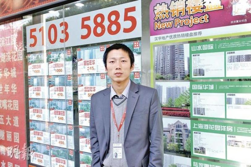 上海漢宇地產代理孫先生表示,現時生意難做,面對部分代理分店關門,代理的壓力很大,現在只有硬着頭皮幹下去。(鄒凱婷攝) 上海漢宇地產代理孫先生表示,現時生意難做,面對部分代理分店關門,代理的壓力很大,現在只有硬着頭皮幹下去。(鄒凱婷攝)