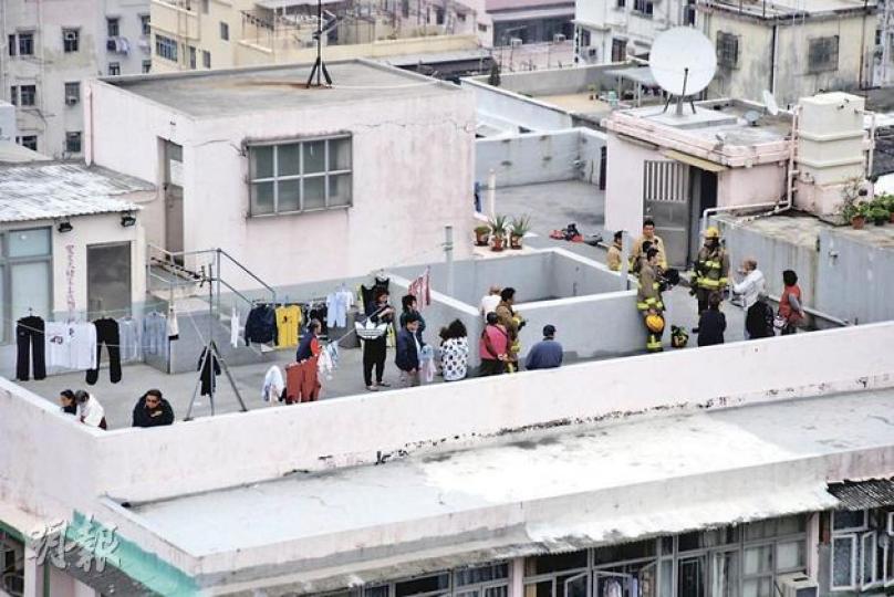 消防派出搜救隊,並協助在火警大廈居住的15名住客疏散到天台暫避。(雲錦鋒攝) 消防派出搜救隊,並協助在火警大廈居住的15名住客疏散到天台暫避。(雲錦鋒攝)