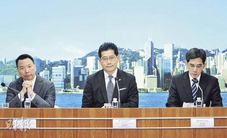商務及經濟發展局長蘇錦樑(中)昨日公布,將會成立法定機構「旅遊業監管局」規管旅遊業,以提高公信力及透明度。(林振東攝) 商務及經濟發展局長蘇錦樑(中)昨日公布,將會成立法定機構「旅遊業監管局」規管旅遊業,以提高公信力及透明度。(林振東攝)