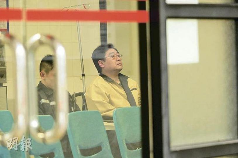 觀塘裕民坊發生小巴司機打架事件後,有軍裝警員到車站內向其他小巴司機查詢,調查案件詳情。(鍾炳然攝) 觀塘裕民坊發生小巴司機打架事件後,有軍裝警員到車站內向其他小巴司機查詢,調查案件詳情。(鍾炳然攝)