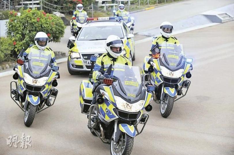 護送組培訓課程的畢業「路試」包括U字掉頭、在小至6.7米的圓周內繞圈、不同起動模式等,其中最難是穿越複雜的筒陣,考驗駕駛技術外,亦測試隊員的記憶力。(何家達攝)
護送組培訓課程的畢業「路試」包括U字掉頭、在小至6.7米的圓周內繞圈、不同起動模式等,其中最難是穿越複雜的筒陣,考驗駕駛技術外,亦測試隊員的記憶力。(何家達攝)
