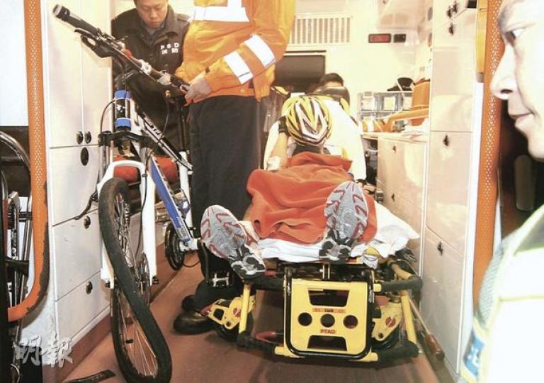 騎單車與七人車相撞的20歲姓李男子,臉、肩等受輕傷,送院時要求將被撞至前輪扭曲的戰車一併帶上救護車。(蔡方山攝) 騎單車與七人車相撞的20歲姓李男子,臉、肩等受輕傷,送院時要求將被撞至前輪扭曲的戰車一併帶上救護車。(蔡方山攝)