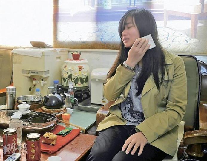 薛錦波女兒薛健婉昨天說,母親聽到丈夫的屍首即將送回,高興得哭了出來,但她要求獨立專家驗屍,不認同廣東省政府解剖驗屍。(明報記者攝) 薛錦波女兒薛健婉昨天說,母親聽到丈夫的屍首即將送回,高興得哭了出來,但她要求獨立專家驗屍,不認同廣東省政府解剖驗屍。(明報記者攝)