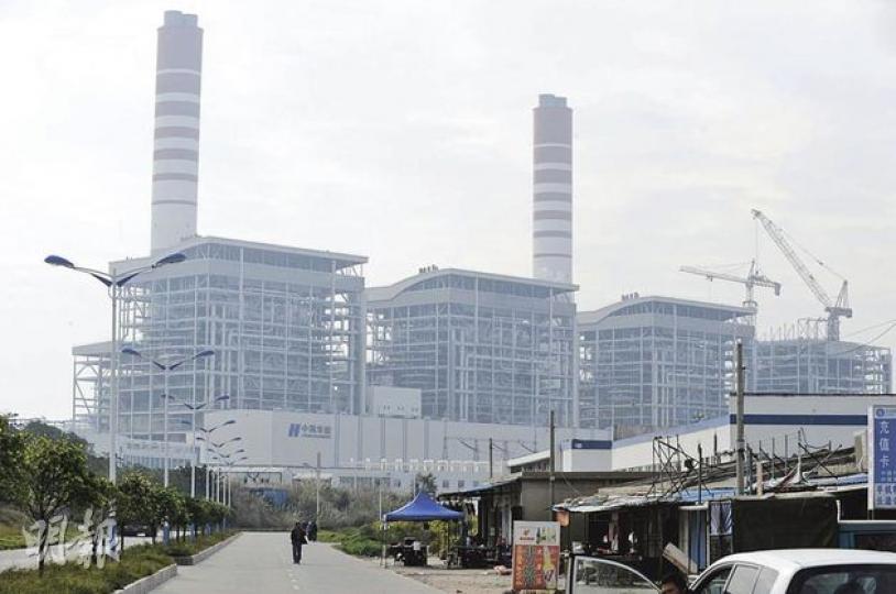 華能海門電廠污染當地水域,成為民眾抗議的導火線,雖然新華社前晚發稿指汕頭市委決定暫停項目,但昨仍有不少海門市民懷疑電廠會否停止上馬。(明報記者攝) 華能海門電廠污染當地水域,成為民眾抗議的導火線,雖然新華社前晚發稿指汕頭市委決定暫停項目,但昨仍有不少海門市民懷疑電廠會否停止上馬。(明報記者攝)