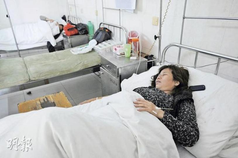 在醫院內治傷的45歲女子鄭桂芳(右)說﹕「警察用警棍打我的頭、胸口和腳。」(明報記者攝) 在醫院內治傷的45歲女子鄭桂芳(右)說﹕「警察用警棍打我的頭、胸口和腳。」(明報記者攝)