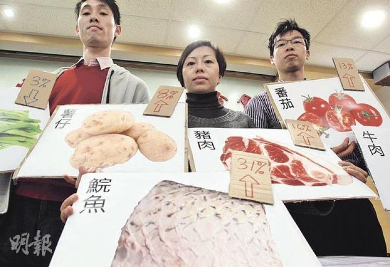 工聯會社會事務委員會成員鄧卓謙(左起)、副主任麥美娟及地區幹事何毅淦在全港18區購買兩餸一湯食材作調查指標。(林振東攝) 工聯會社會事務委員會成員鄧卓謙(左起)、副主任麥美娟及地區幹事何毅淦在全港18區購買兩餸一湯食材作調查指標。(林振東攝)