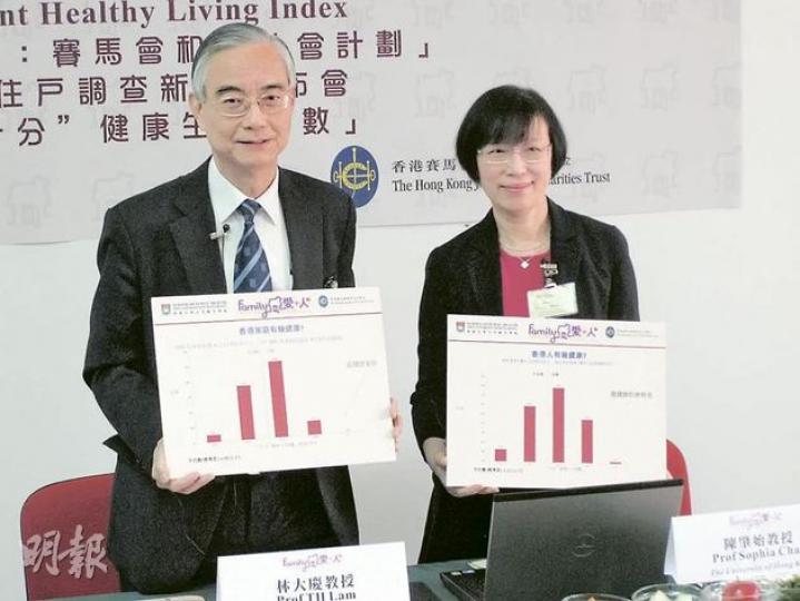 港大公共衛生學院院長林大慶(左)鼓勵市民多做運動,若沒有時間亦應盡量多步行,右為港大護理學院科研總監陳肇始。(黎嘉愉攝) 港大公共衛生學院院長林大慶(左)鼓勵市民多做運動,若沒有時間亦應盡量多步行,右為港大護理學院科研總監陳肇始。(黎嘉愉攝)