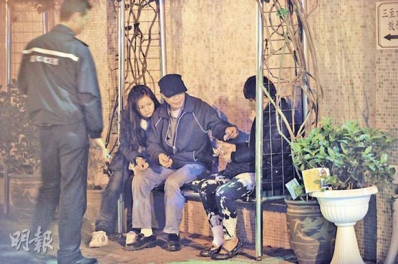 黃太(左二)推車撞傷女同鄉(右)右腳,爭議醫藥費期間逃跑時弄傷腳,其丈夫在警員勸喻下終願支付部分醫藥費。(樊銳昌攝) 黃太(左二)推車撞傷女同鄉(右)右腳,爭議醫藥費期間逃跑時弄傷腳,其丈夫在警員勸喻下終願支付部分醫藥費。(樊銳昌攝)