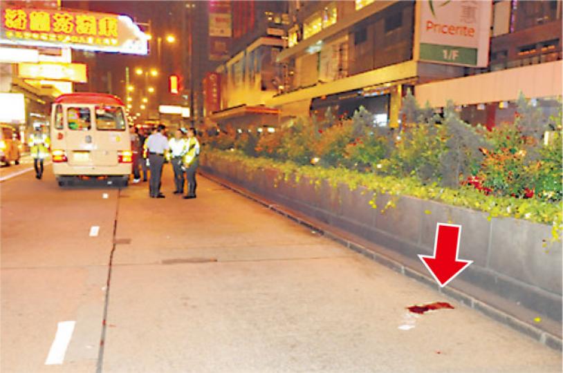 27歲女子衝出彌敦道時被小巴撞至命危,由男友人陪同送院。(蔡方山攝) 27歲女子衝出彌敦道時被小巴撞至命危,由男友人陪同送院。(蔡方山攝)