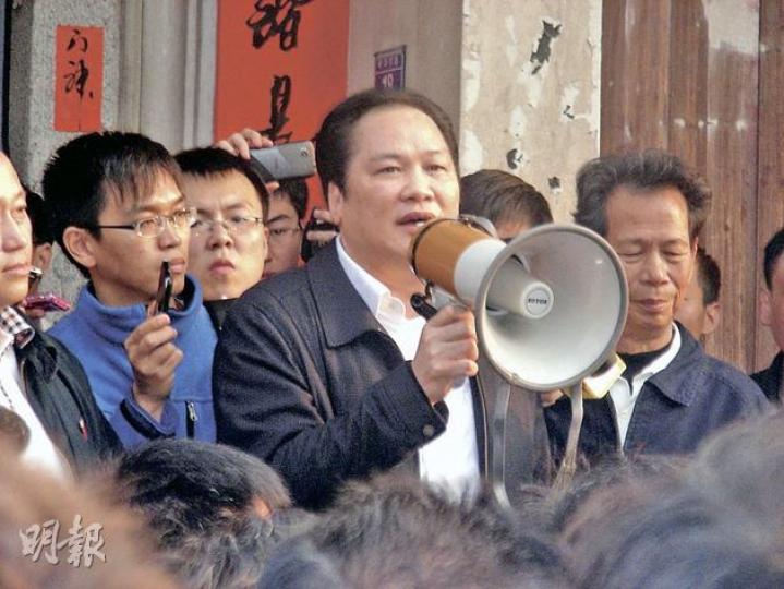 廣東省委副書記朱明國到訪烏坎村,在村委門口向村民講話,稱烏坎人民在這幾個月來辛苦了,祝民眾「冬至快樂」、「新年快樂」。(明報記者攝) 廣東省委副書記朱明國到訪烏坎村,在村委門口向村民講話,稱烏坎人民在這幾個月來辛苦了,祝民眾「冬至快樂」、「新年快樂」。(明報記者攝)