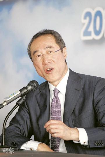 唐英年在2005年任財政司長時,曾就開放電網作諮詢,但政府到08年落實兩電利潤管制協議時,無下決心開放電網。他昨重提開放電網建議,認為長遠可引入競爭,紓緩電費加幅。(郭慶輝攝) 唐英年在2005年任財政司長時,曾就開放電網作諮詢,但政府到08年落實兩電利潤管制協議時,無下決心開放電網。他昨重提開放電網建議,認為長遠可引入競爭,紓緩電費加幅。(郭慶輝攝)
